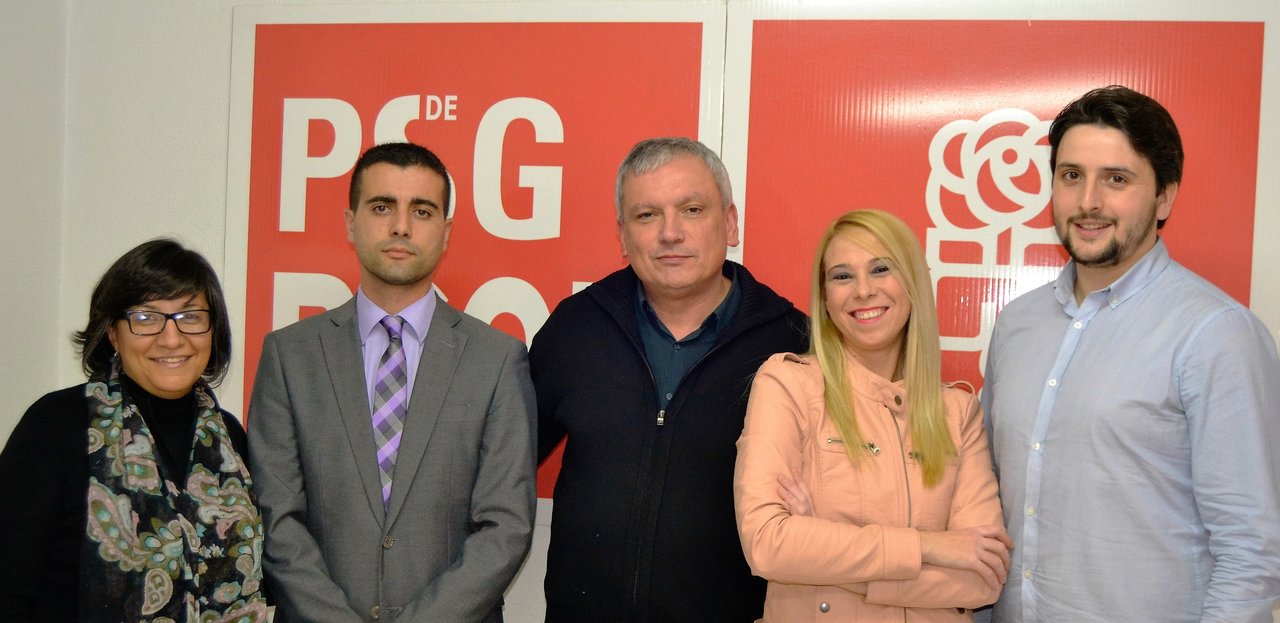 Inés Vidal (2ª por la derecha), con Delfín Domínguez y miembros de la ejecutiva local del PSOE.