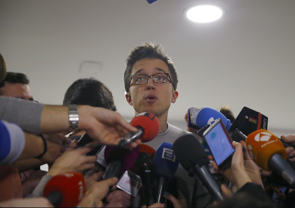 Errejón, atendiendo a los medios de comunicación, en un receso de la reunión del Consejo de Podemos.