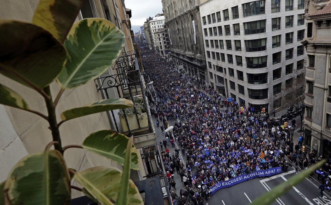 La cabecera de la manifestación, a su paso por una de las calles de Barcelona.