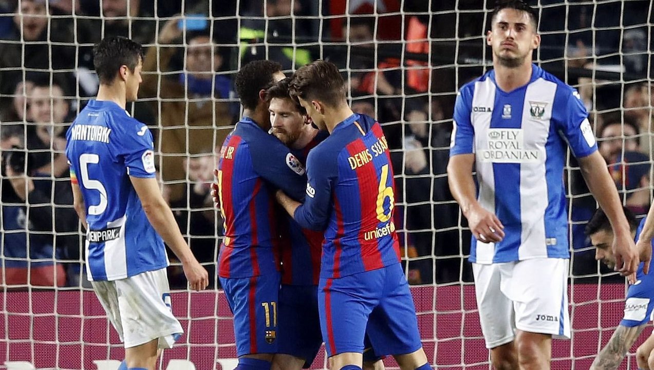 Neymar y Denis Suárez abrazan a Messi tras el segundo gol del argentino, de penalti.