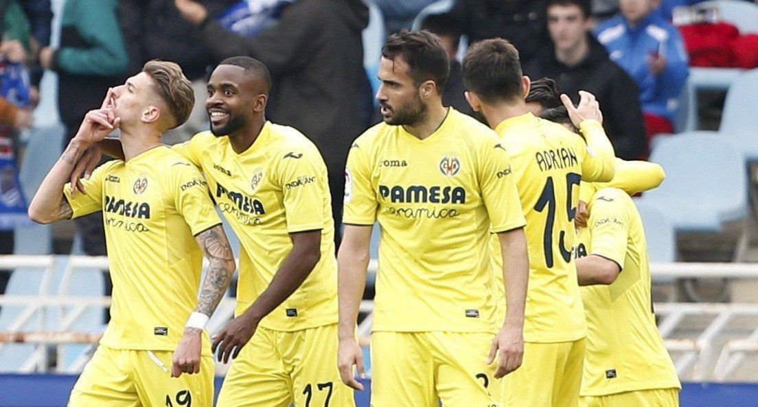 Los jugadores del Villarreal celebran el gol de Samu Castillejo.