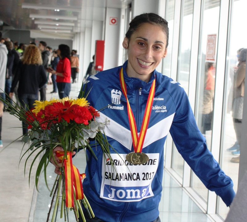 Solange Pereira luce pletórica con la medalla de oro lograda ayer en una carrera en la que Nuria Fernández acabó por los suelos.