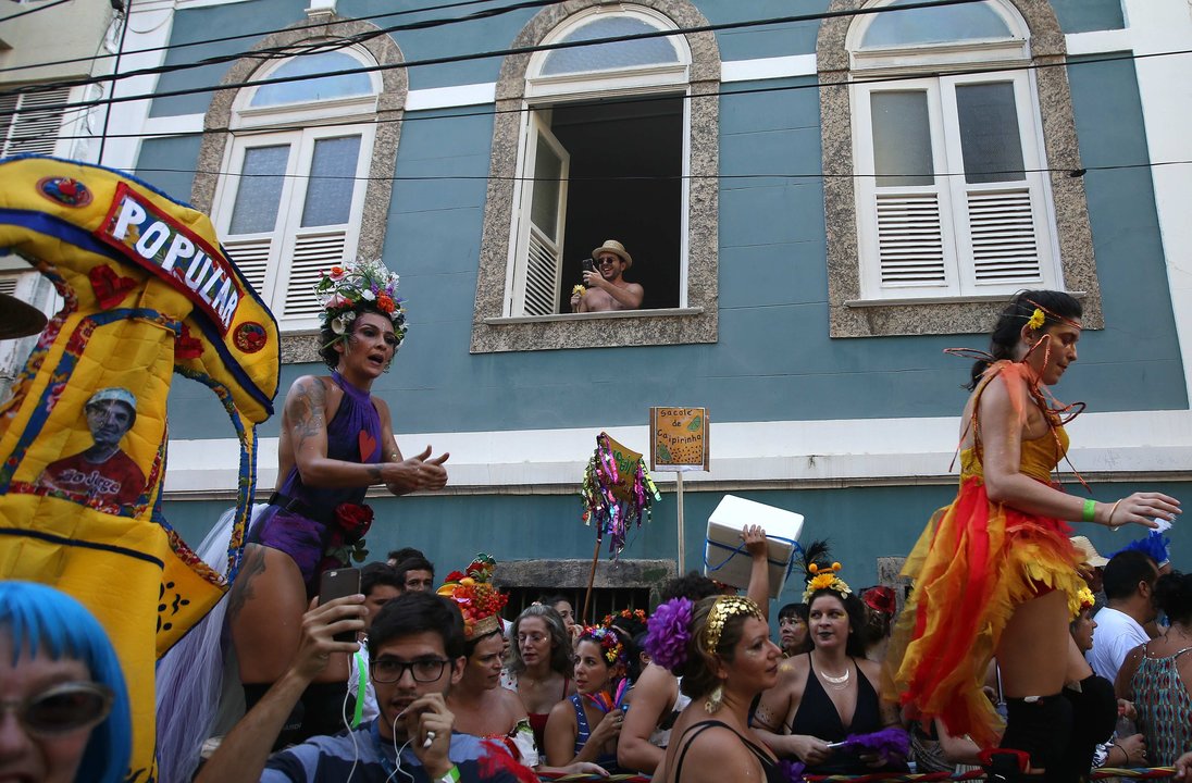 Desfile de una comparsa por el barrio de Santa Teresa, en Río de Janeiro.