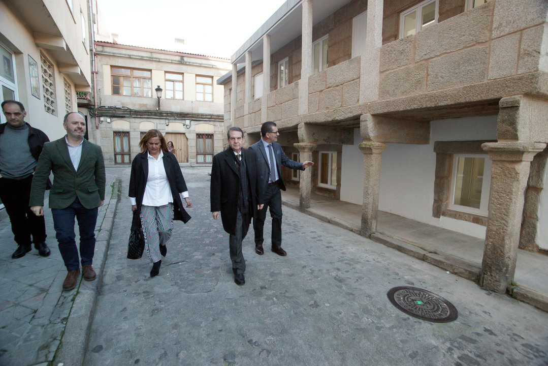 El alcalde, con Carmela Silva, Ángel Rivas y David Regades, visitó ayer la Casa do Patín.