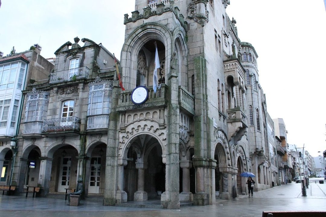 La Casa Consistorial de Porriño y la estatua sedente del arquitecto Palacios, en la Plaza que lleva su nombre.