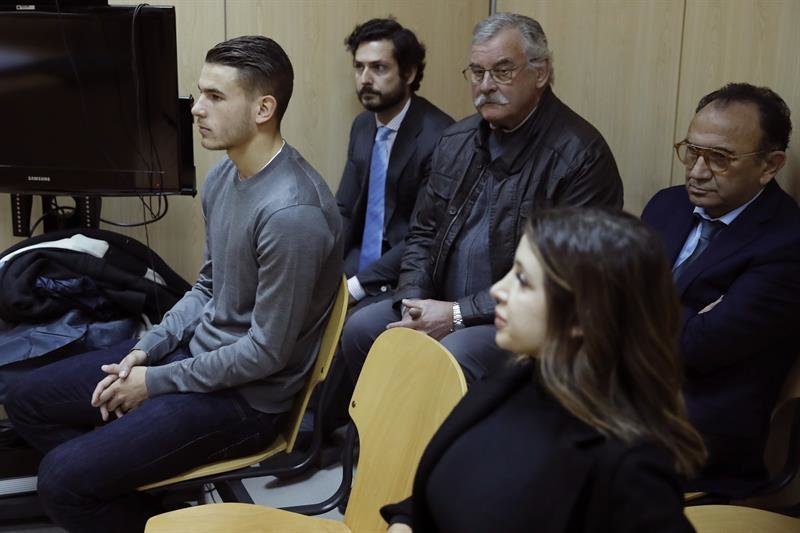 El futbolista del Atlético de Madrid Lucas Hernández (i), durante el juicio que investiga el incidente que protagonizó junto a su novia Amelia De la Ossa (d)