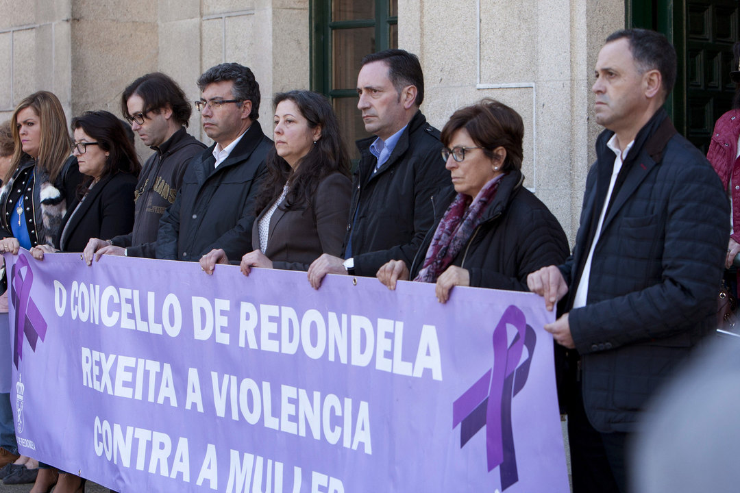 El alcalde de Redondela Javier Bas, encabezó ayer la concentración de repulsa por la muerte de la vecina de Chapela.