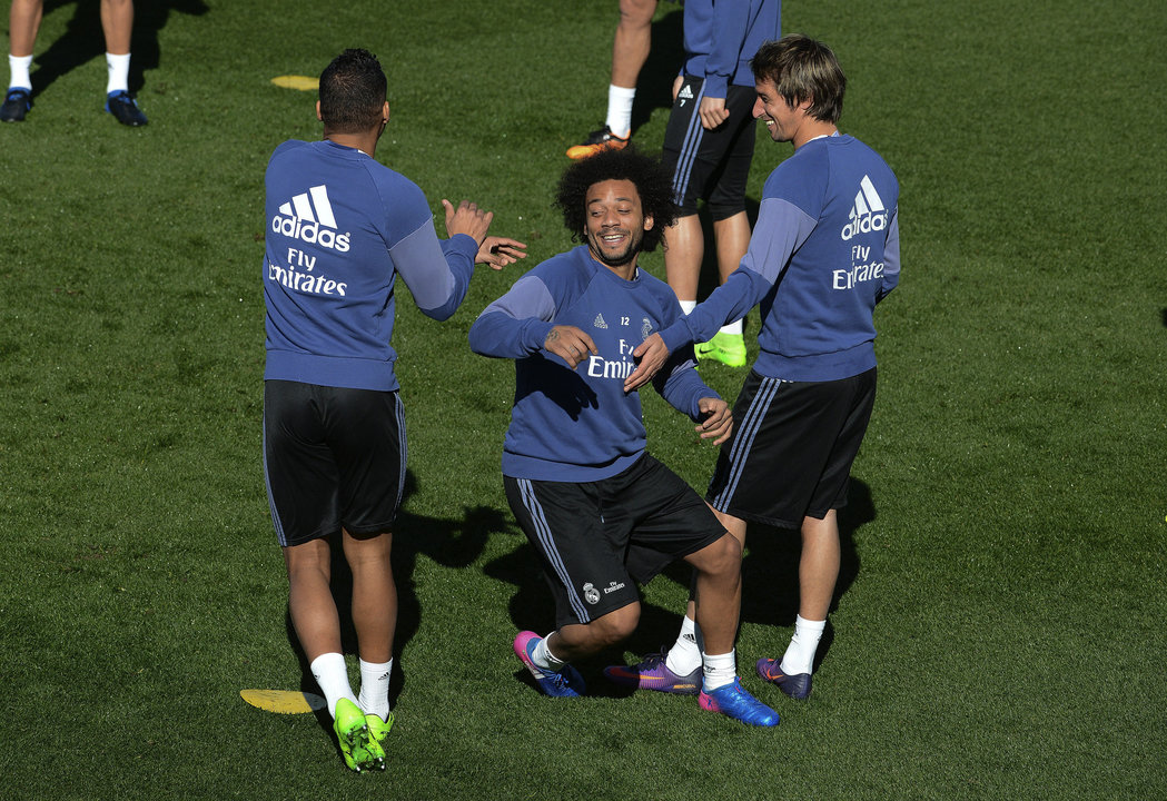 Casemiro, Marcelo y Coentrao, durante el entrenamiento de ayer.