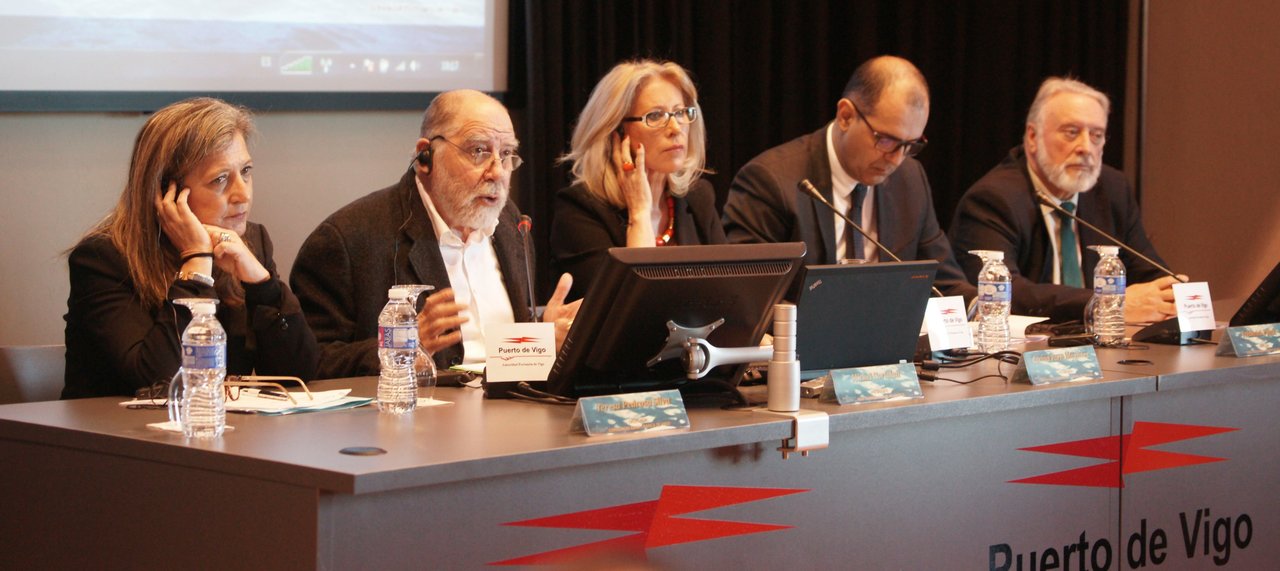 Puech, segundo por la derecha, en la mesa con Corina Porro, presidenta del CES y su colega francés, con Pedrosa y López Veiga, ayer.
