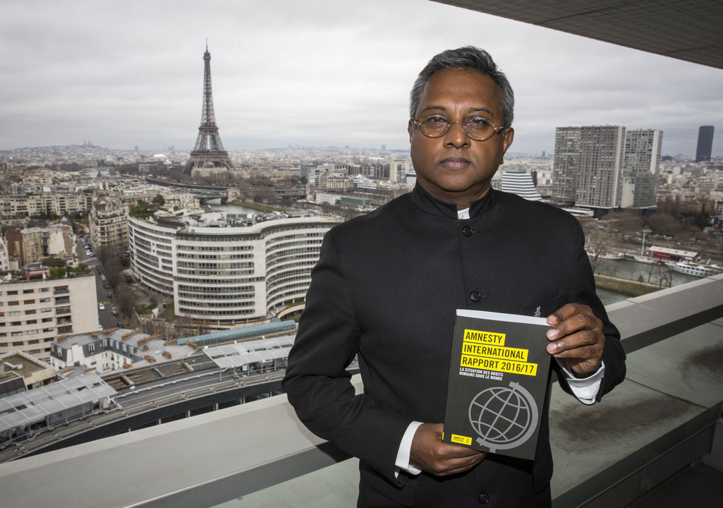 El secretario general de Amnistía Internacional, Salil Shetty, con el informe anual de la organización que presentó en París.