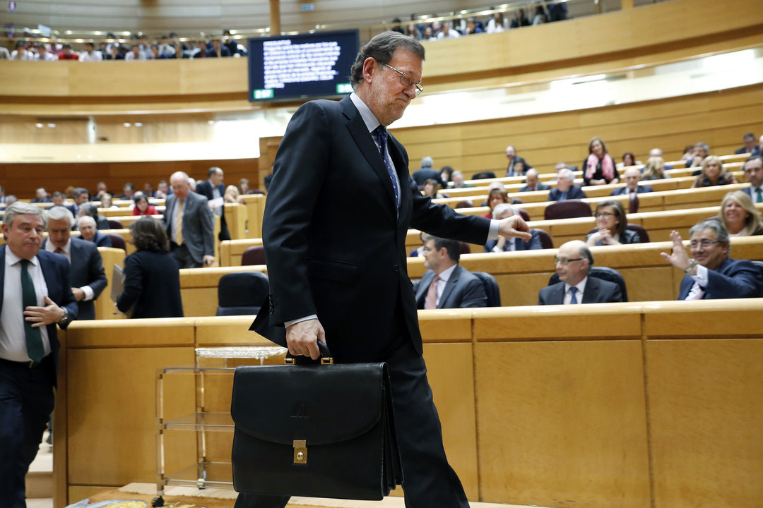 Mariano Rajoy abandona el Senado tras su intervención en la sesión de control al Gobierno.