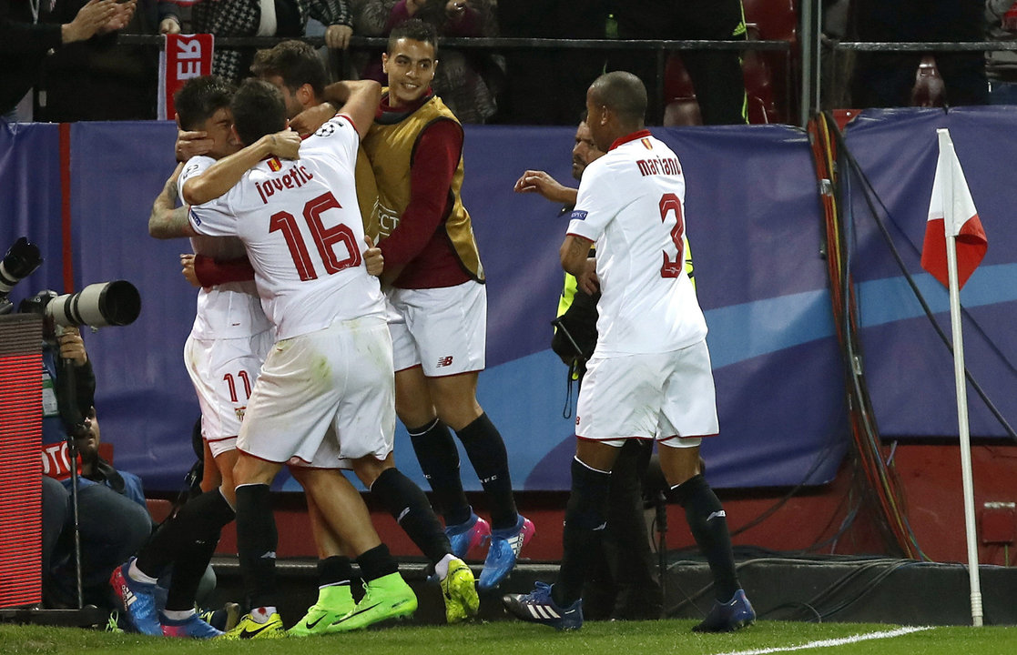 Los jugadores del Sevilla felicitan a Correa por su gol de anoche.