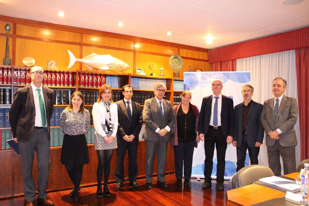 Miembros de Anfaco y la comisión de pesca reunidos en Vigo.