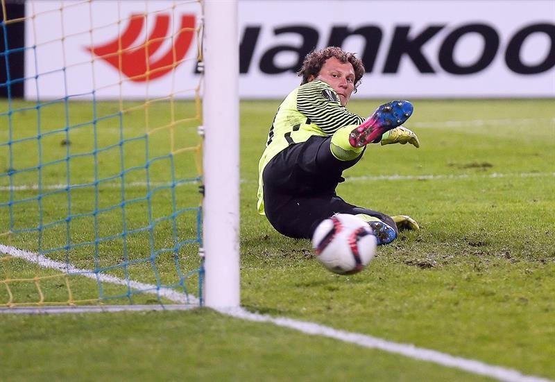 Pyatov observa cómo entra el balón en su portería en el penalti lanzado por Iago Aspas en el minuto 90 del partido.