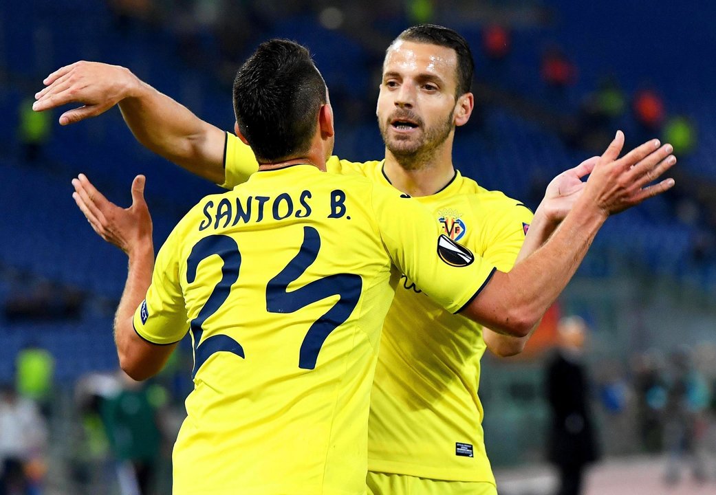 Santos Borré y Soldado celebran el gol del Villarreal en Roma.