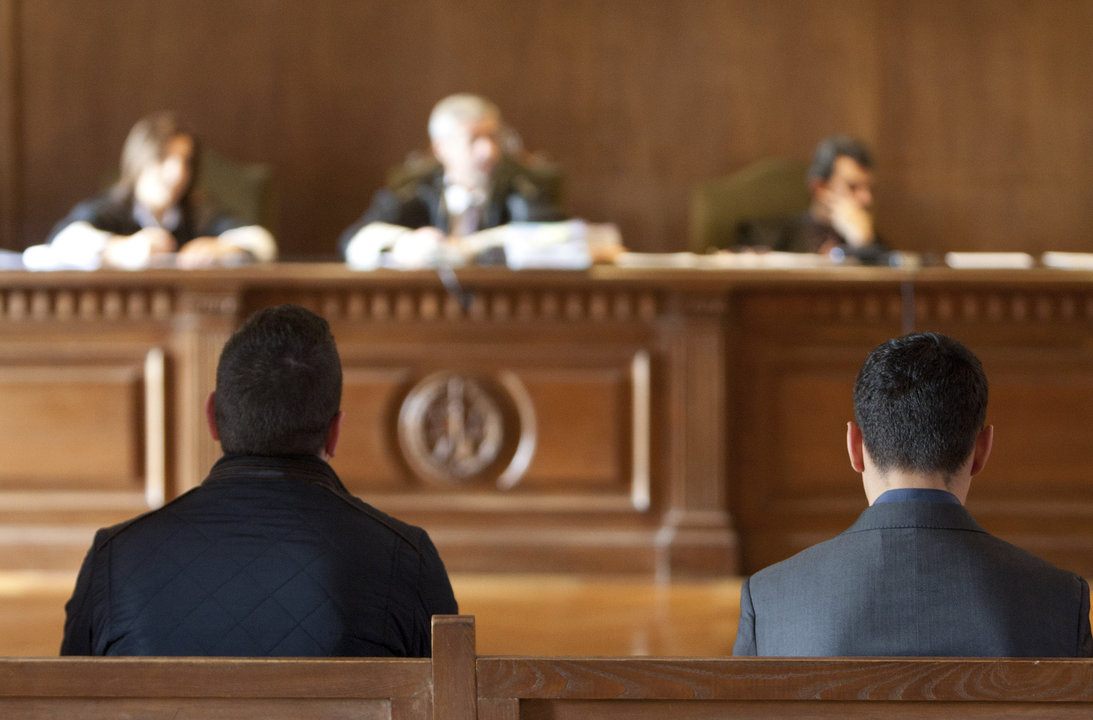 Los dos acusados mayores de edad, durante la vista oral ante la Audiencia de Pontevedra.