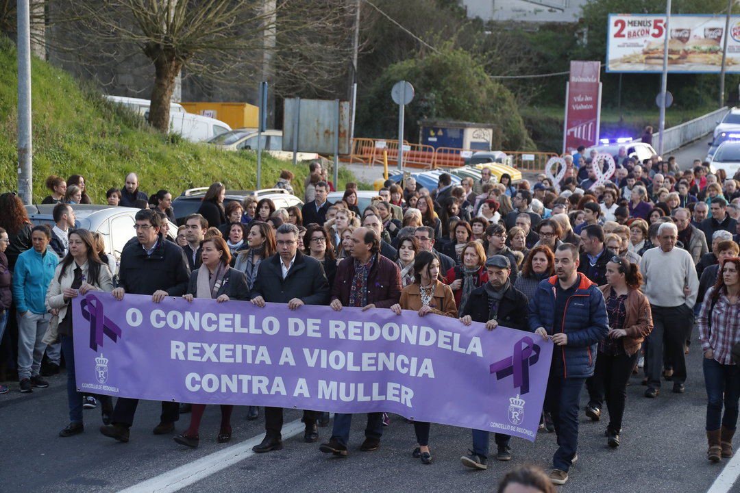 La corporación, la secretaria de Igualdade, el delegado de la Xunta y la diputada Teresa Egerique encabezaron la manifestación.