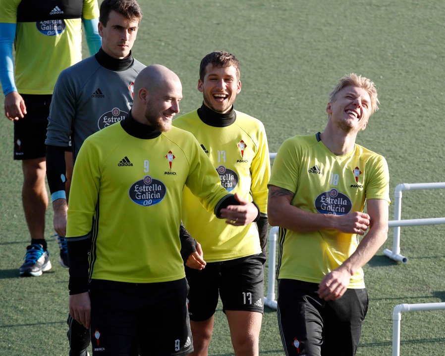 Guidetti, Hjulsager y Wass bromean durante el entrenamiento de ayer.
