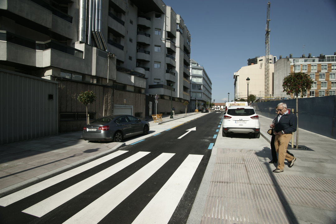 La calle Tarragona se queda con un único carril y aparcamientos en ambos lados.