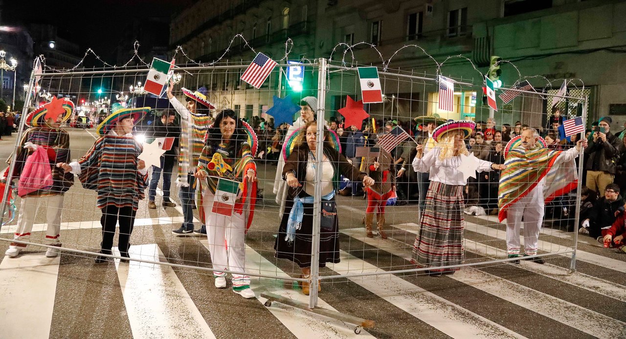 La comparsa “That&#39;s America” de Valladares se cerraba con una valla arrastrada por inmigrantes mexicanos, que arrancaron los aplausos del público.