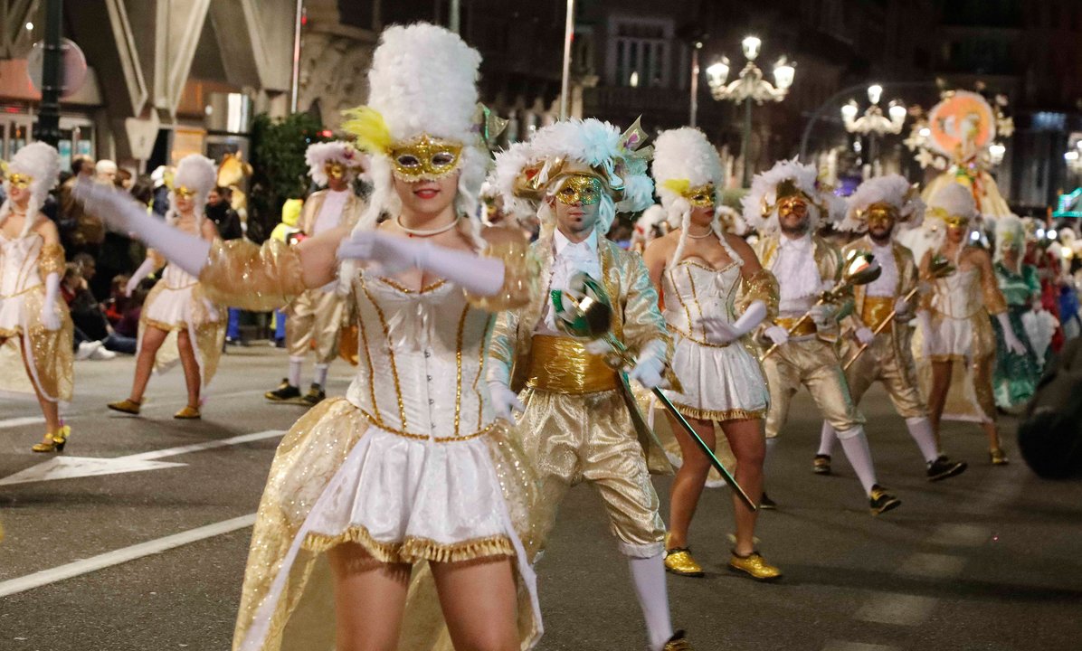 La comparsa “Luces” de Tomiño, que este año celebra su 20 aniversario, recreó el Carnaval de Venecia en pleno Siglo de las Luces.