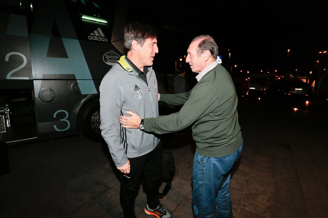 Eduardo Berizzo saluda al delegado del Sporting, Enrique Castro &#39;Quini&#39;, a la llegada a Gijón.