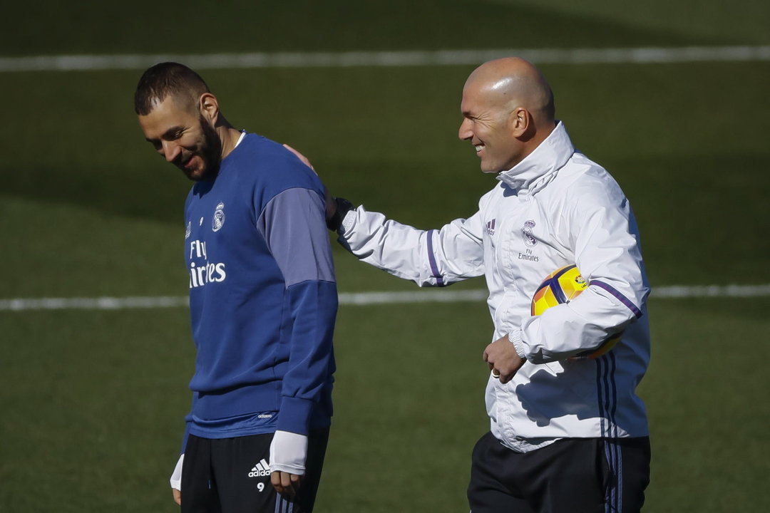 Zidane conversa con Benzema en el entrenamiento de ayer.
