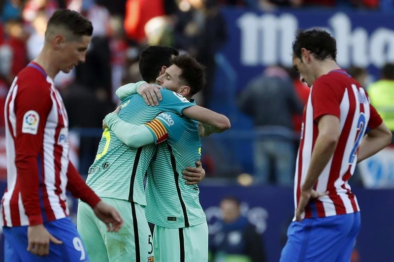 El delantero argentino del FC Barcelona Lionel Messi (c) celebra con su compañero Sergio Busquets (2ºi)