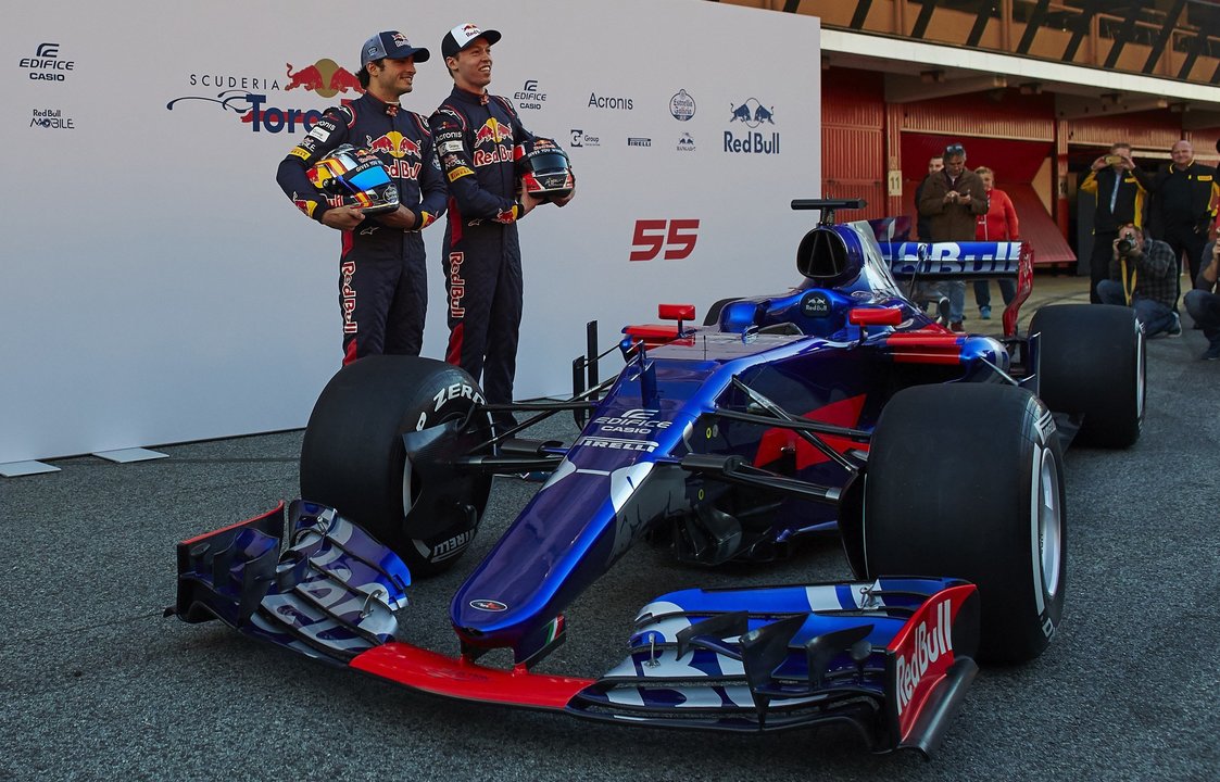 El piloto español Carlos Sáinz (i) y el ruso Daniil Kvyat (d), durante la presentación de &#34;STR12&#34; el nuevo coche de Toro Rosso
