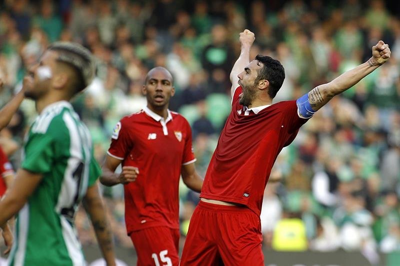 El centrocampistan del Sevilla Vicente Iborra (d) celebra la victoria por 2-1 ante el Betis,