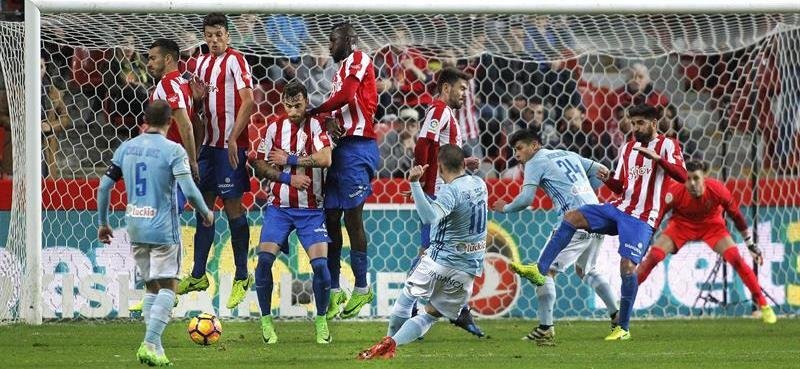 Iago Aspas (c), dispara para marcar el gol del empate ante el Sporting de Gijón