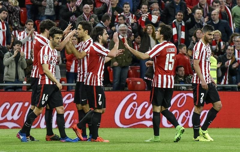 Los jugadores del Athletic de Bilbao celebran el gol de San José