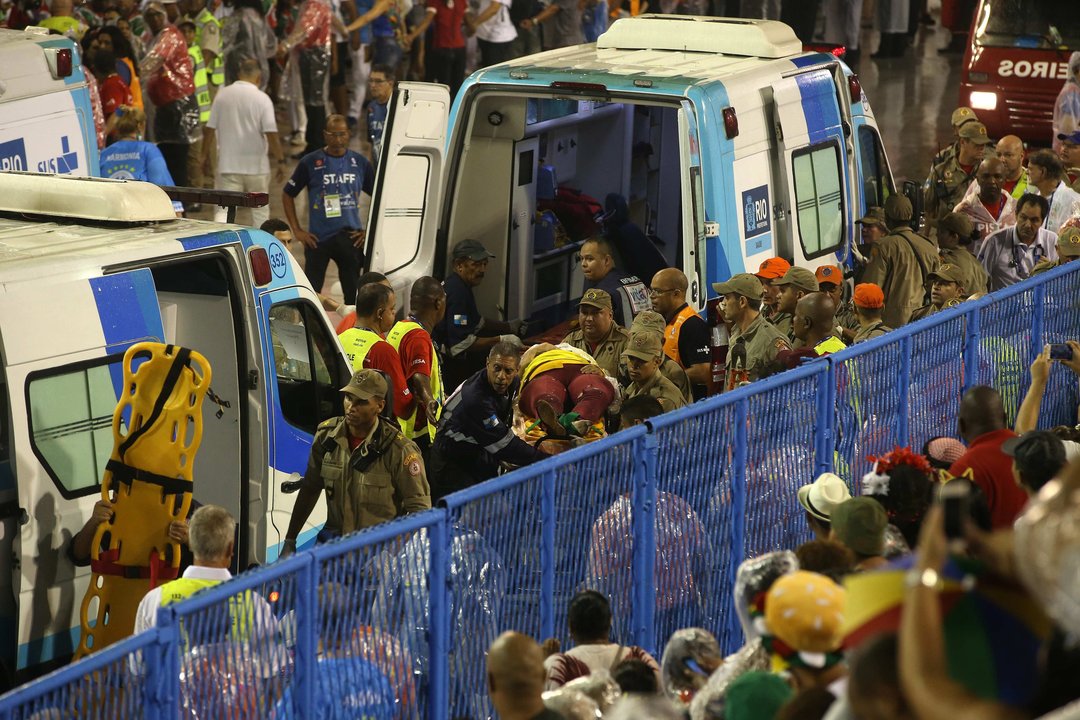 Las ambulancias recogen a los heridos en el Sambódromo de Río de Janeiro.