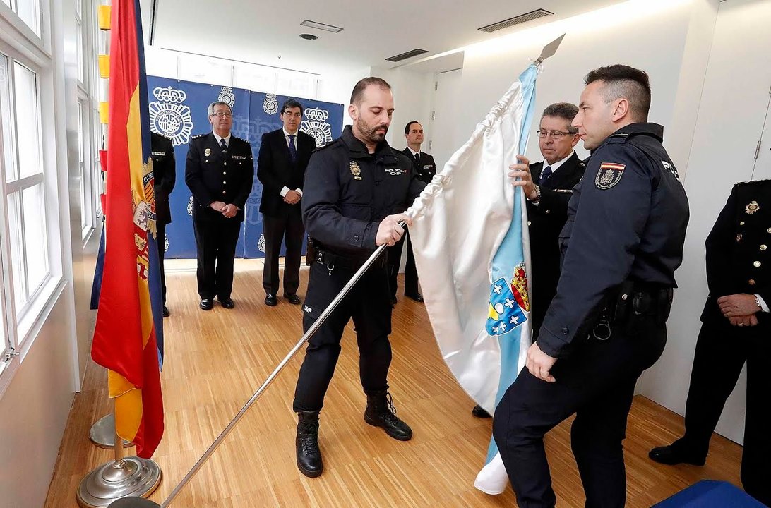 La Comisaría viguesa estrena bandera de Galicia