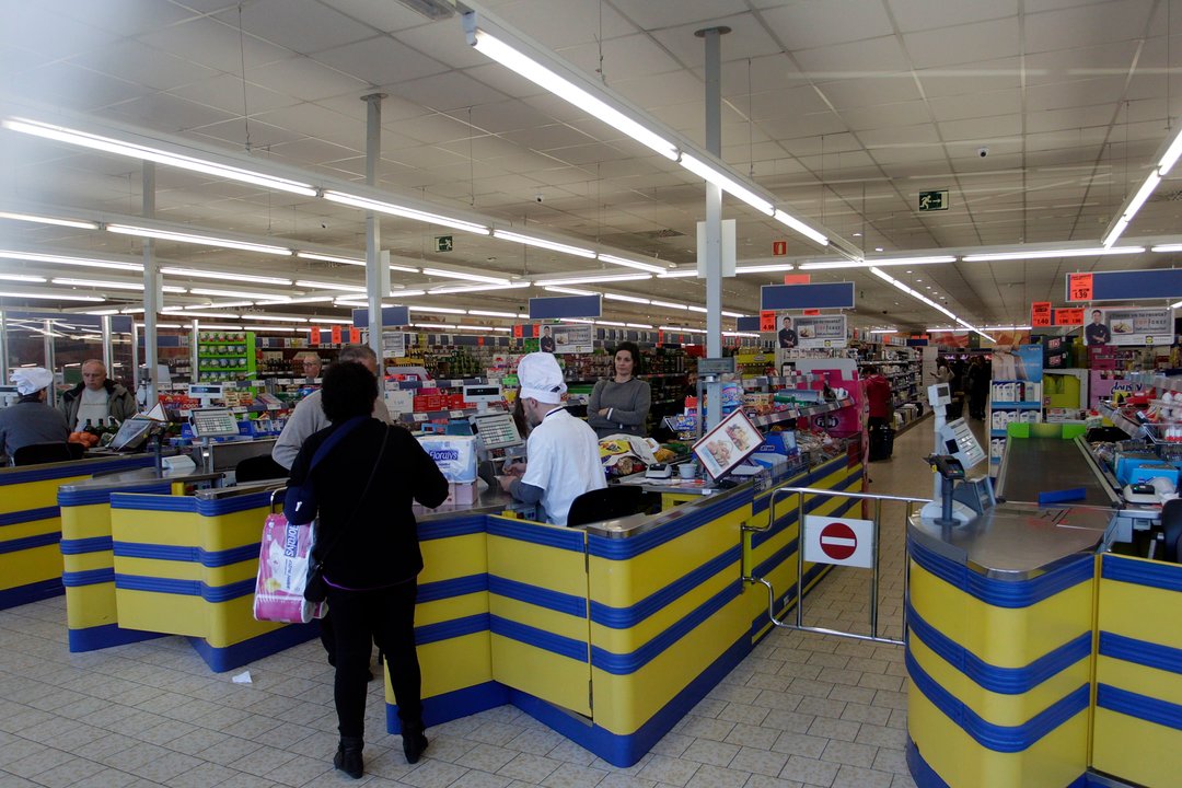 En la ciudad de Pontevedra fueron detenidas dos personas en el interior de un supermercado.