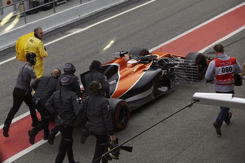 El piloto belga de McLaren, Stoffel Vandoorne, es remolcado por sus mecánicos durante la segunda jornada de entrenamientos libres
