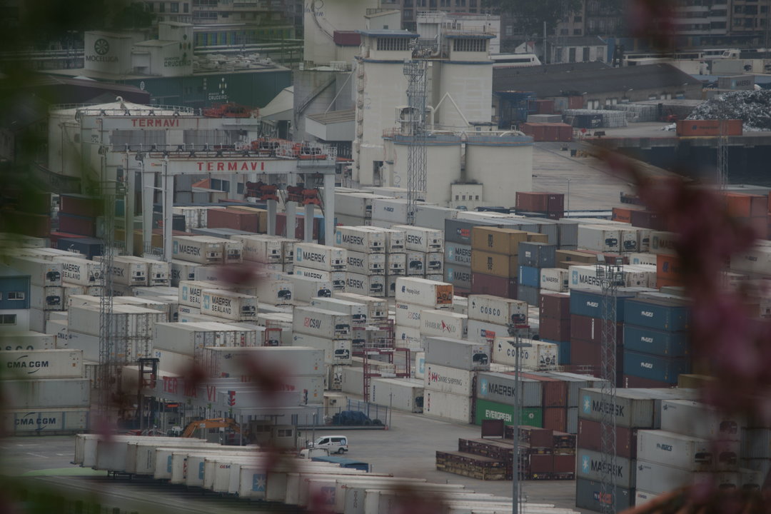 Contenedores en la terminal de Guixar, de ellos buena parte de la empresa Maersk.