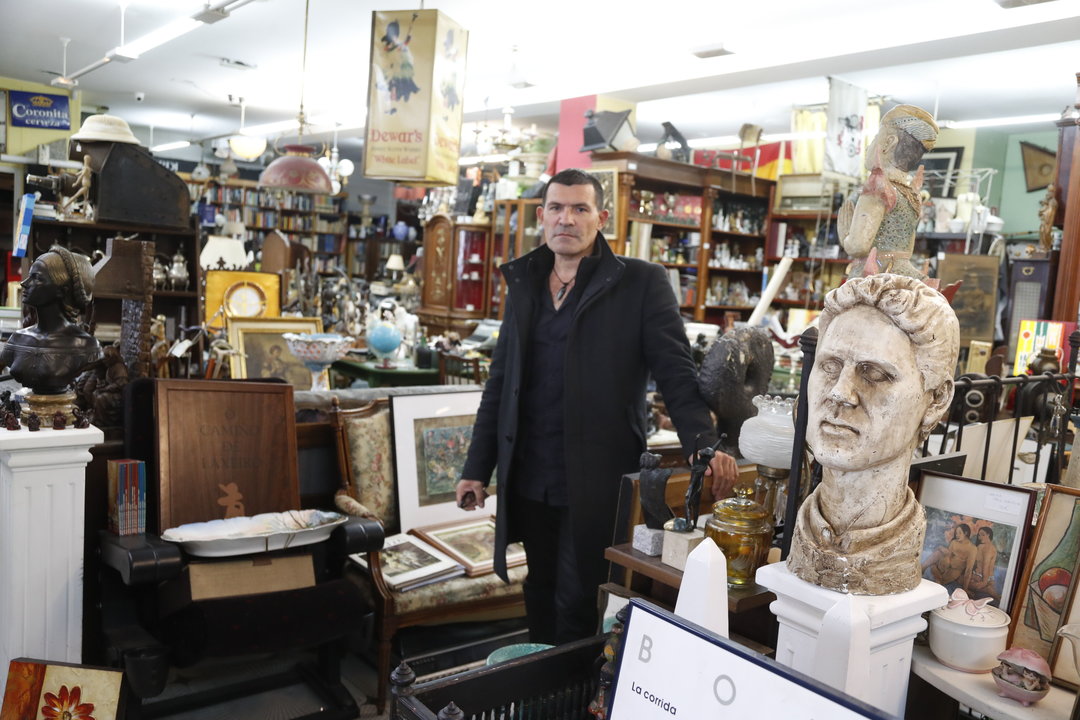 Javier Xesteira, rodeado de antigüedades en su tienda Míster X.