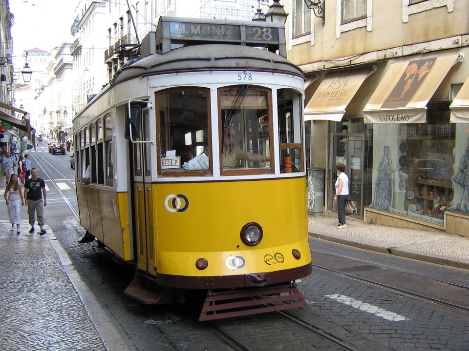 Un tranvía circula por una calle del casco viejo de Lisboa.