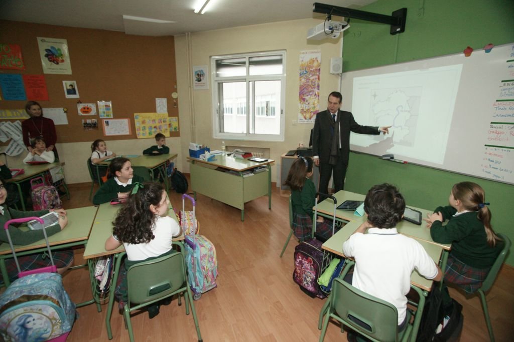 El alcalde, Abel Caballero, dio una clase diferente a los alumnos del colegio  Miralba.