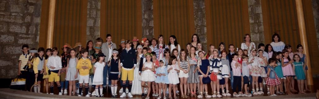 Los niños y niñas &#39;Modelos por un día&#39; posan en la foto de familia, tras el desfile, con las diseñadoras de las colecciones primavera-verano presentadas en la IV Mondariz Fashion Kids.