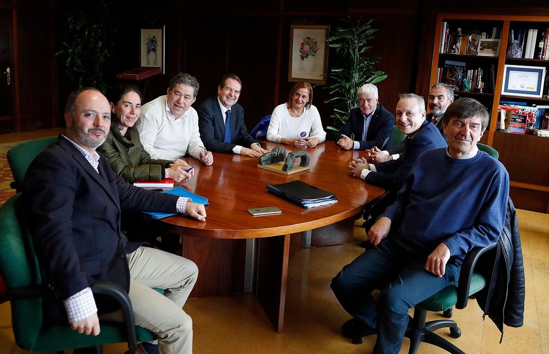 El concello de Vigo acogió una reunión entre las autoridades municipales y las federaciones de balonmano.