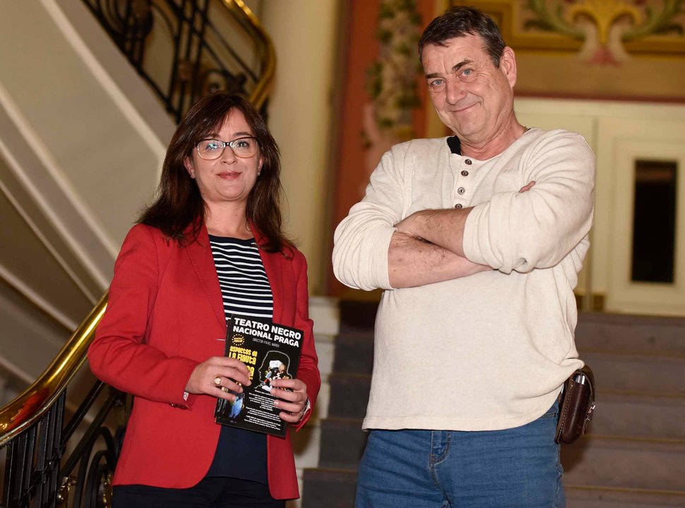 Cristina Iglesias, de Afundación, con Pavel Marek, director del Teatro Negro de Praga.