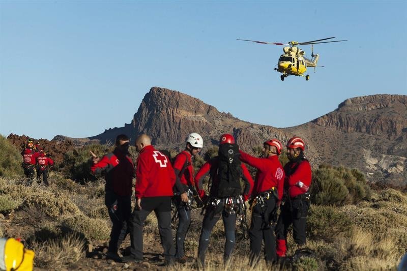Tres helicópteros del Grupo de Emergencias y Salvamento (GES) del Gobierno de Canarias y otro de la Guardia Civil participan en la evacuación de las más de 70 personas que ocupaban el Teleférico de El Teide