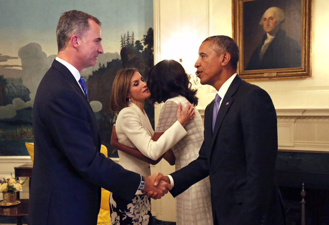 Los reyes de España saludan a la pareja Obama, de quienes recibieron varios regalos en 2016.