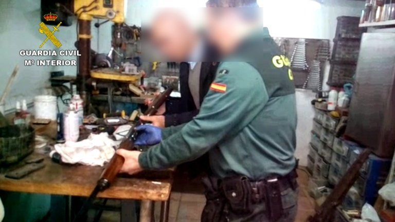 La Guardia Civil desmantela un taller clandestino de reparación de armas en Tomiño