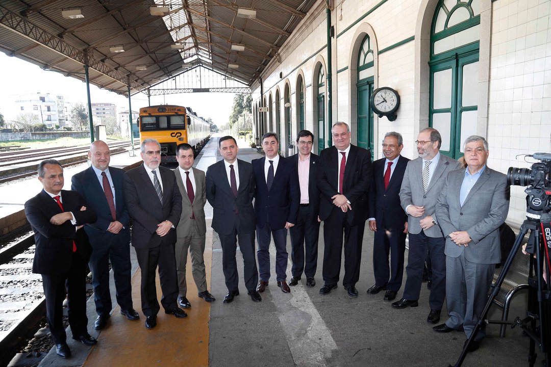 El ministro portugués, su equipo, alcaldes de la Región Norte y el secretario del Eixo (segundo a la izquierda), ayer en Valença.