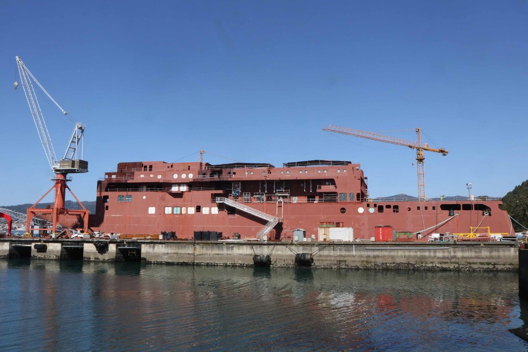 El ferry de Vulcano permanece en las gradas de Vulcano.