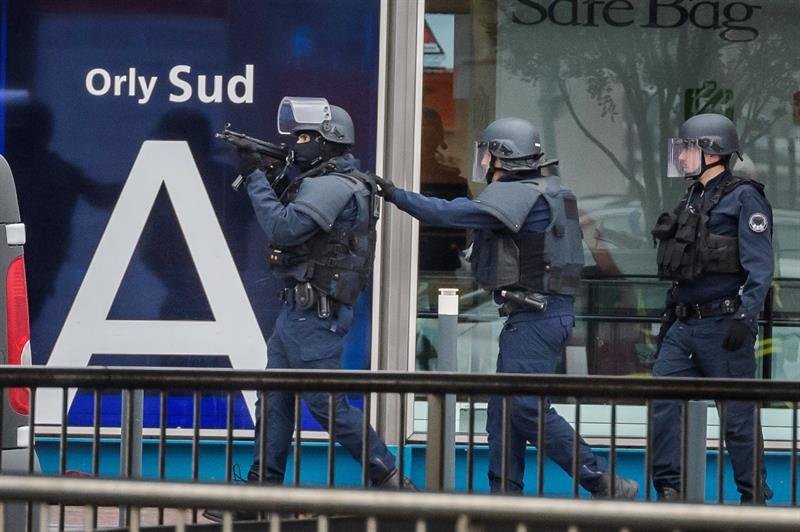policía anti-terrorista toma posiciones en el aeropuerto de Orly.