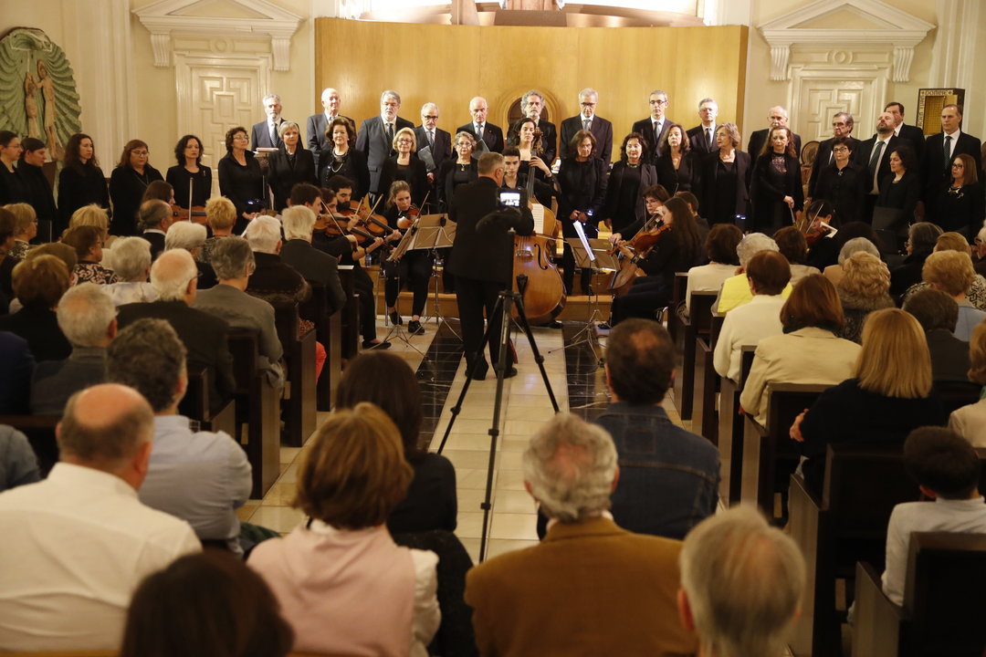El coro Santiago Apóstol y la orquesta La Lira, en concierto.